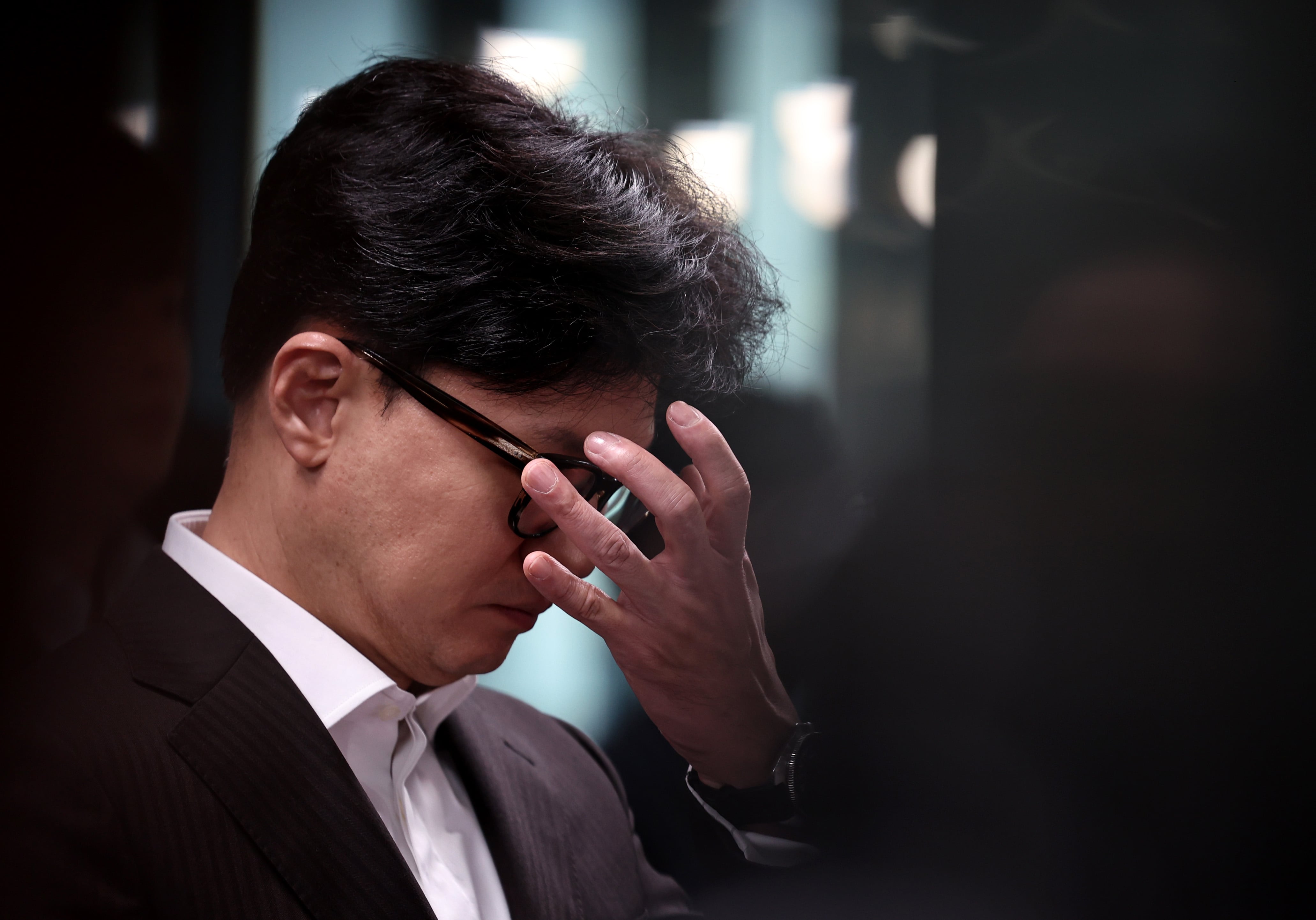 한동훈 국민의힘 대표가 지난 26일 오전 서울 여의도 중앙당사에서 열린 사무처당직자 월례조회에서 안경을 고쳐쓰고 있다. /뉴스1 