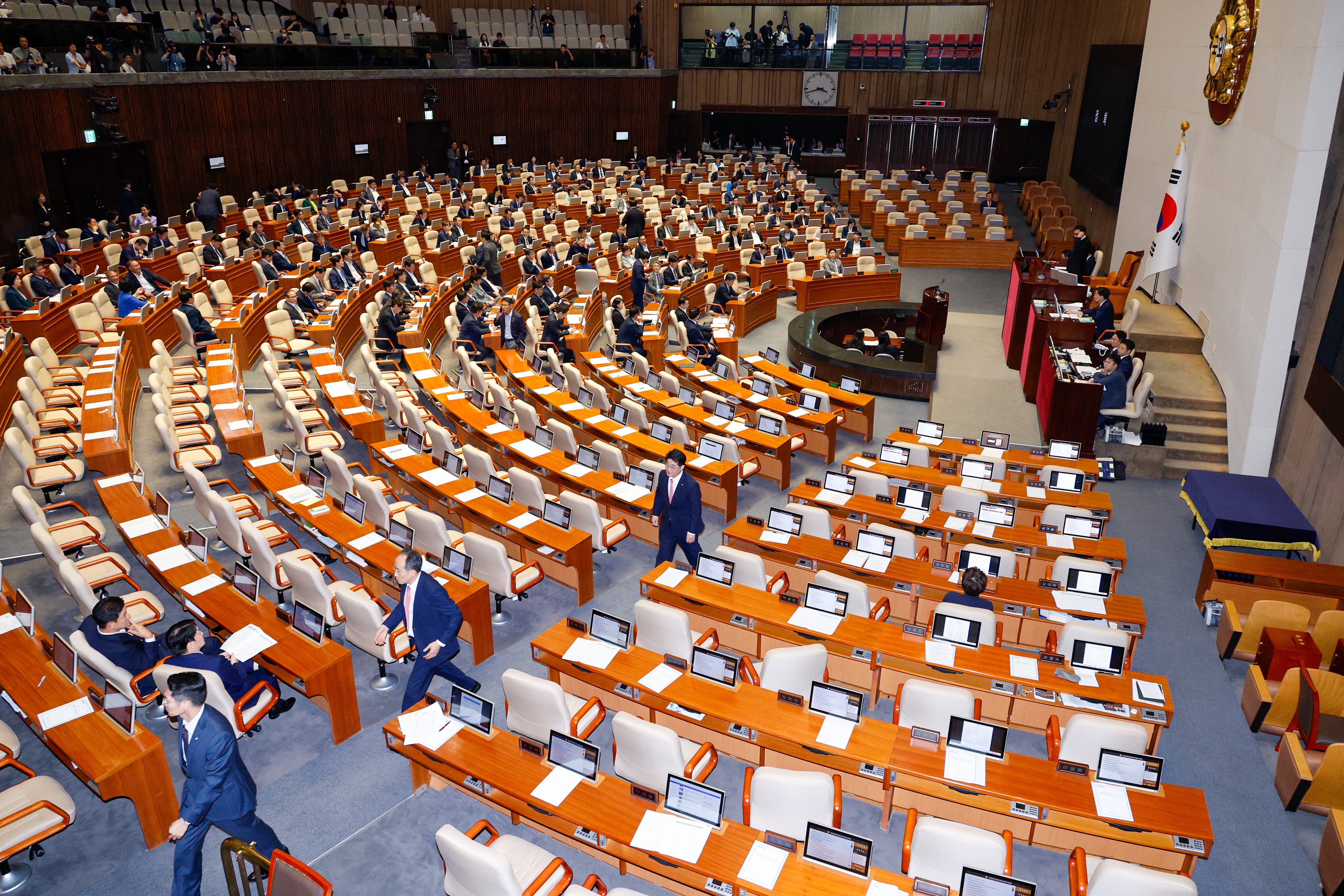 추경호 국민의힘 원내대표가 26일 오후 서울 여의도 국회에서 열린 본회의에서 우원식 의장과 대화를 마친 뒤 퇴장하고 있다. 이날 여당 추천 몫인 한석훈 국가인권위원 선출안이 부결되자 국민의힘이 항의, 회의가 정회됐다. /뉴스1
