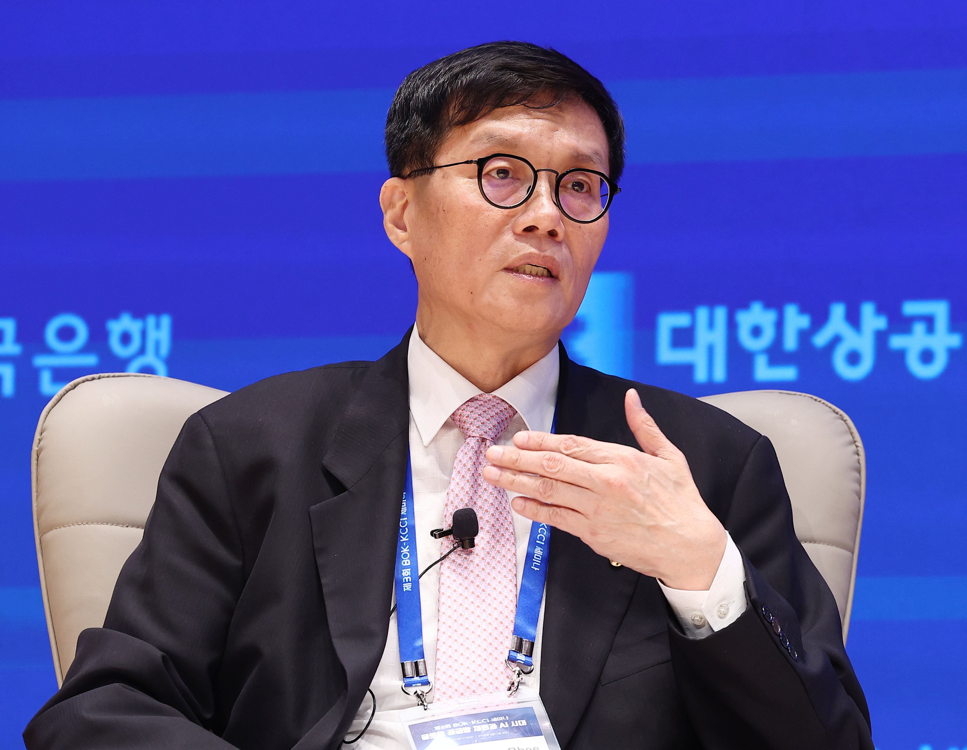 이창용 한국은행 총재가 지난 27일 오후 서울 중구 한국은행에서 열린 제3회 한국은행-대한상공회의소 세미나에서 리차드 볼드윈 스위스 국제경영개발원(IMD) 국제경제학 교수와 대담하고 있다. /연합뉴스