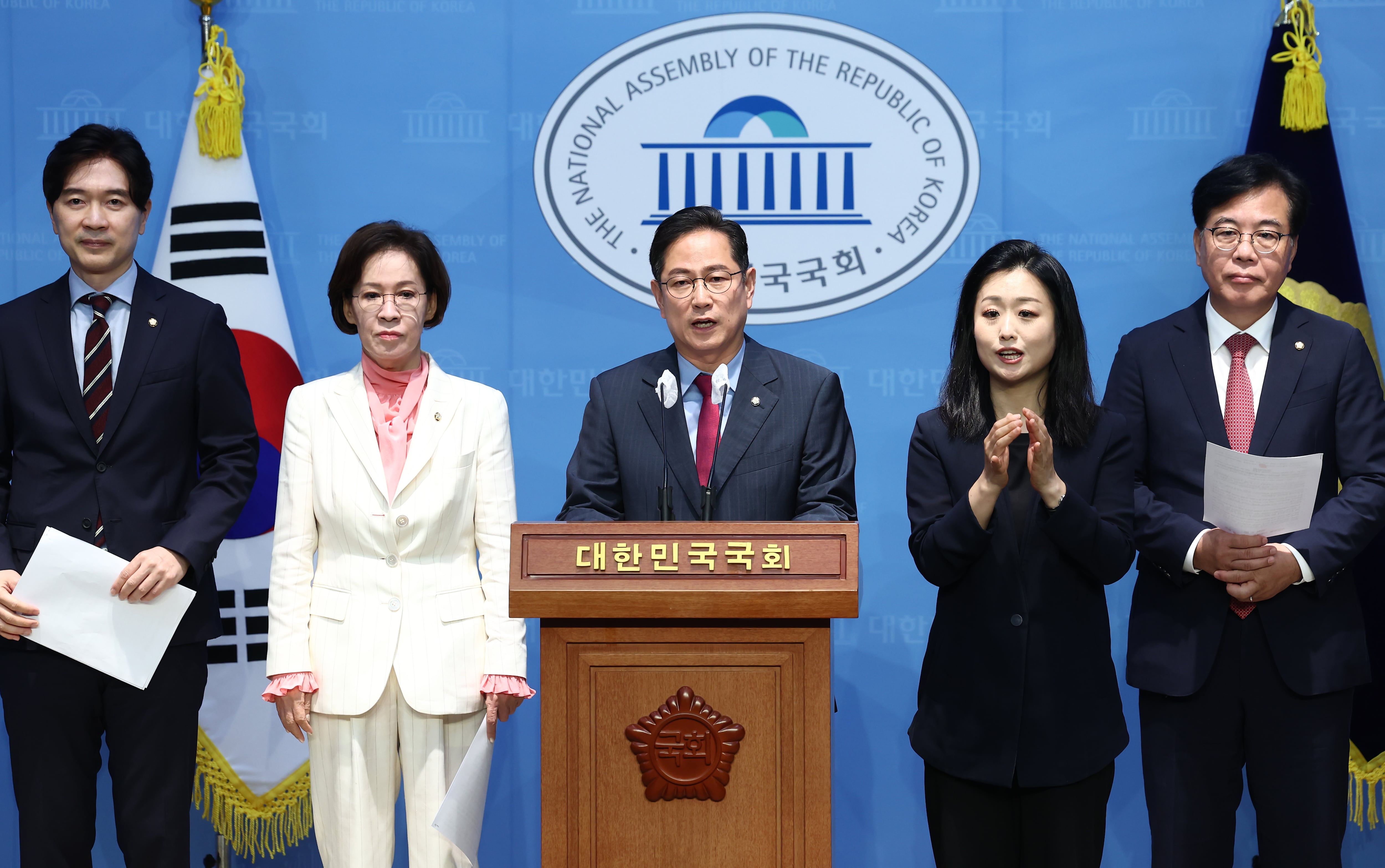 국회 기획재정위원회 소속 국민의힘 박수영 간사를 비롯한 의원들이 30일 오전 서울 여의도 소통관에서 금융투자소득세(금투세) 폐지를 위한 성명서 발표 기자회견을 하고 있다. /뉴스1