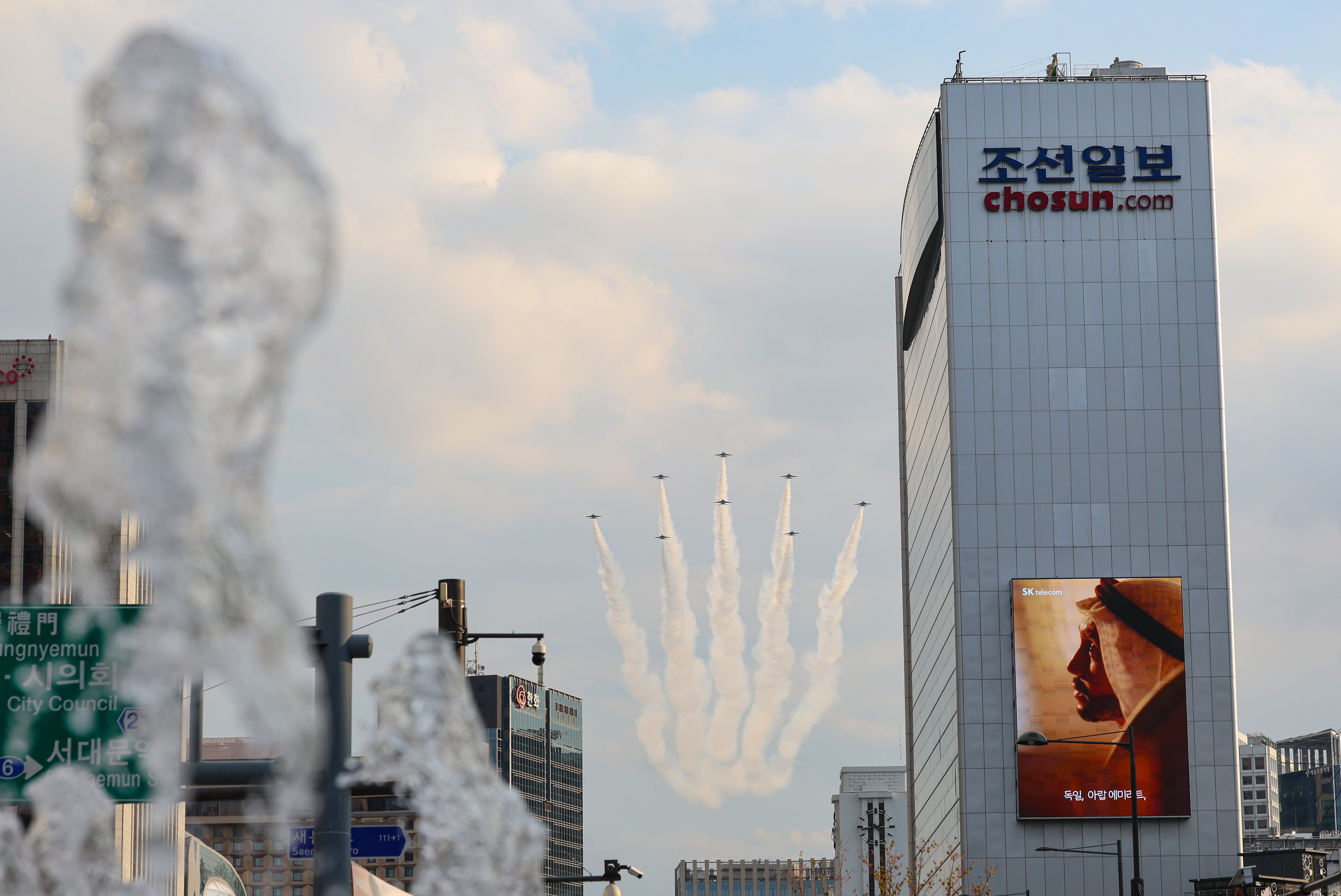 지난 25일 오후 서울 광화문광장 상공에서 공군 특수비행팀 블랙이글스가 국군의날 시가행진 사전훈련을 하고 있다. /연합뉴스