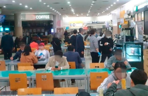 한 고속도로 휴게소 내 식당 전경.