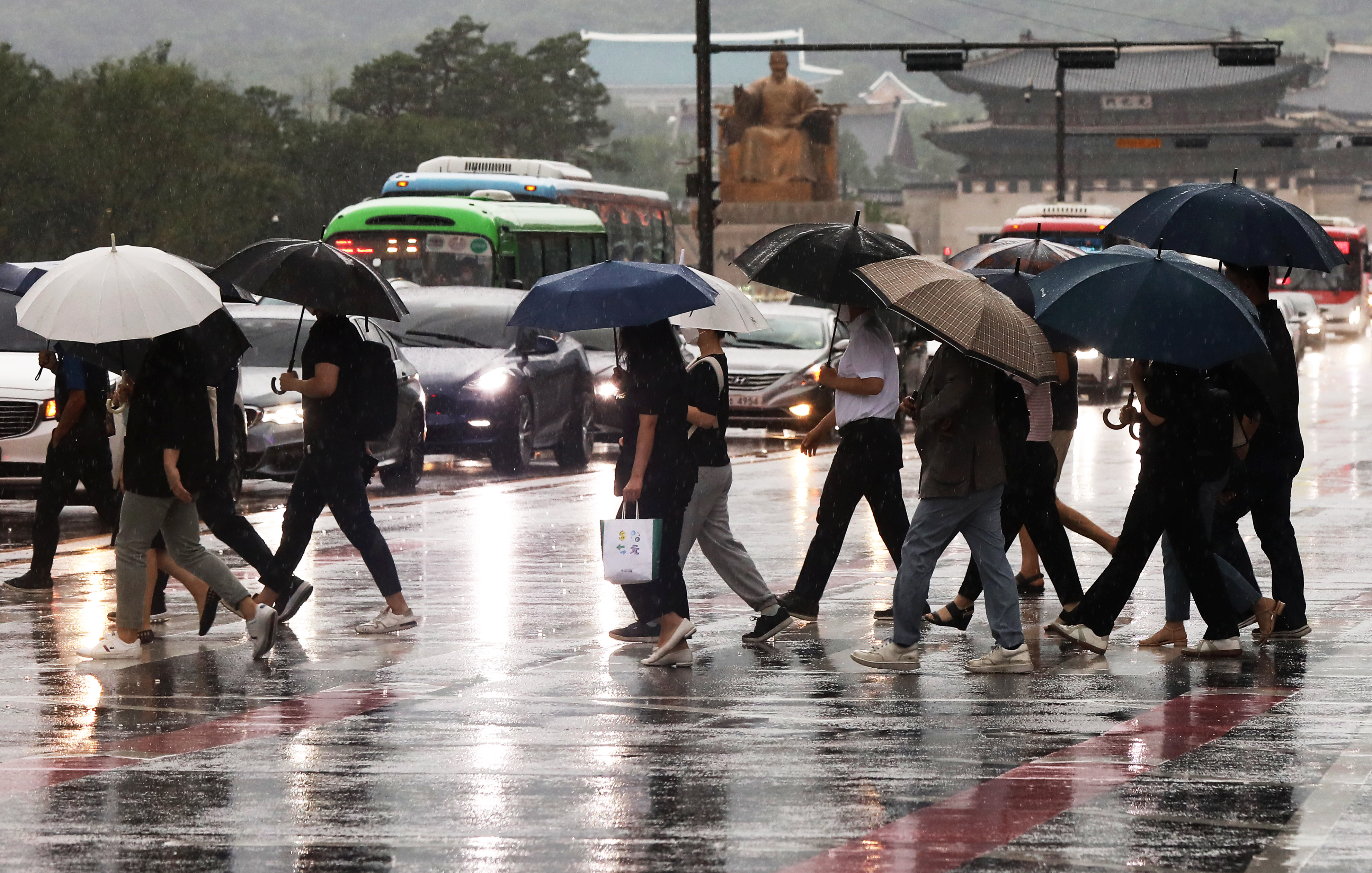 서울 종로구 광화문 네거리에서 시민들이 출근길 발걸음을 재촉하고 있다. /뉴스1