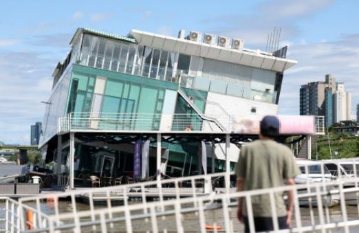 22일 오전 서울 서초구 잠원한강공원 수상 건물이 기울어져 출입이 통제되고 있는 모습.