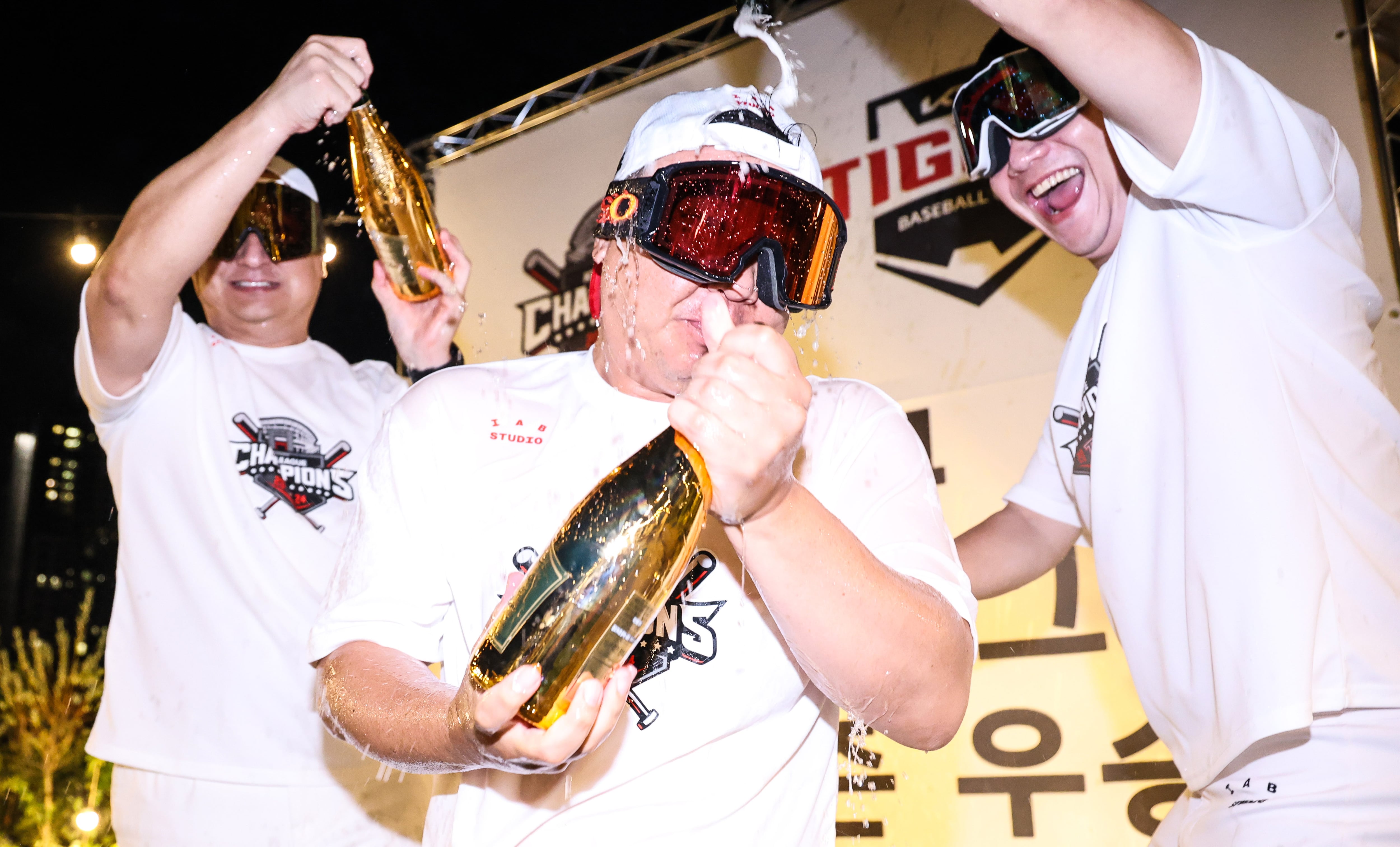 7년만에 한국시리즈에 직행하게 된 KIA 타이거즈 선수들이 17일 오후 서울 서초구 세빛섬 마리나파크에서 2024 KBO 리그 정규 시즌 우승 자축 행사를 즐기고 있다. /뉴스1