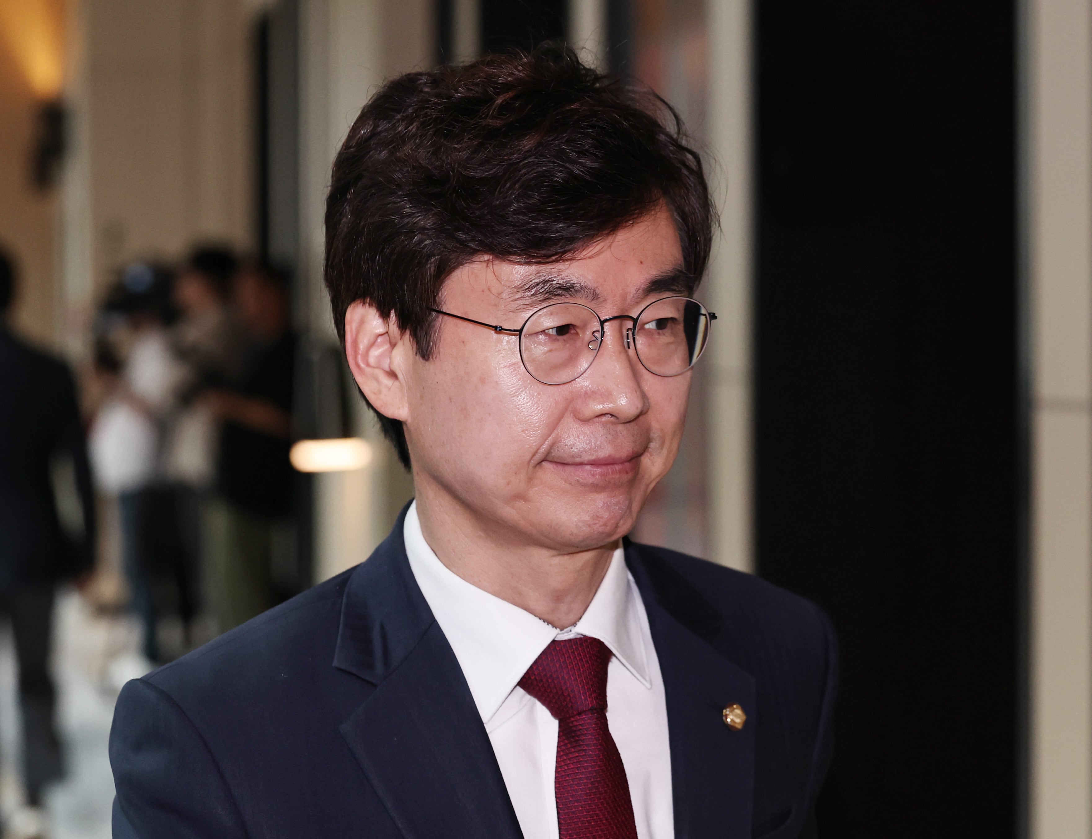 국민의힘 격차해소 특별위원회는 24일 2차 회의를 열고 비수도권 청년을 채용하는 기업에 세제해택 등을 제공하는 특별법 제정을 추진하겠다고 밝혔다. 특위 위원장인 조경태 국민의힘 의원 모습. /뉴스1 