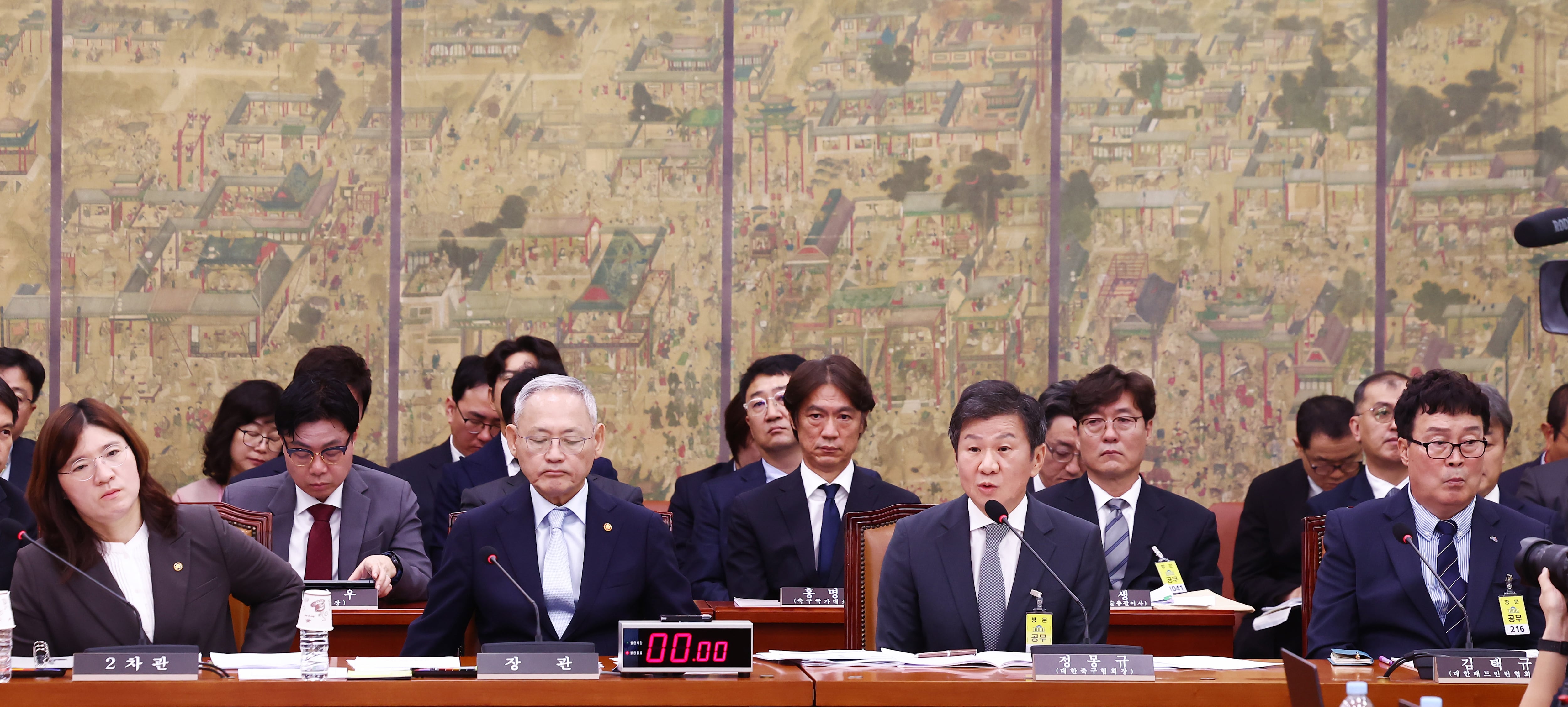 정몽규 대한축구협회장이 24일 오전 서울 여의도 국회 문화체육관광위원회에서 열린 대한축구협회 등에 대한 현안질의에 출석, 의원 질의에 답변하고 있다. 왼쪽부터 문화체육관광부 장미란 2차관, 유인촌 장관, 정 회장, 김택규 대한배드민턴협회장. 2024.9.24/뉴스1 ⓒ News1 김민지 기자