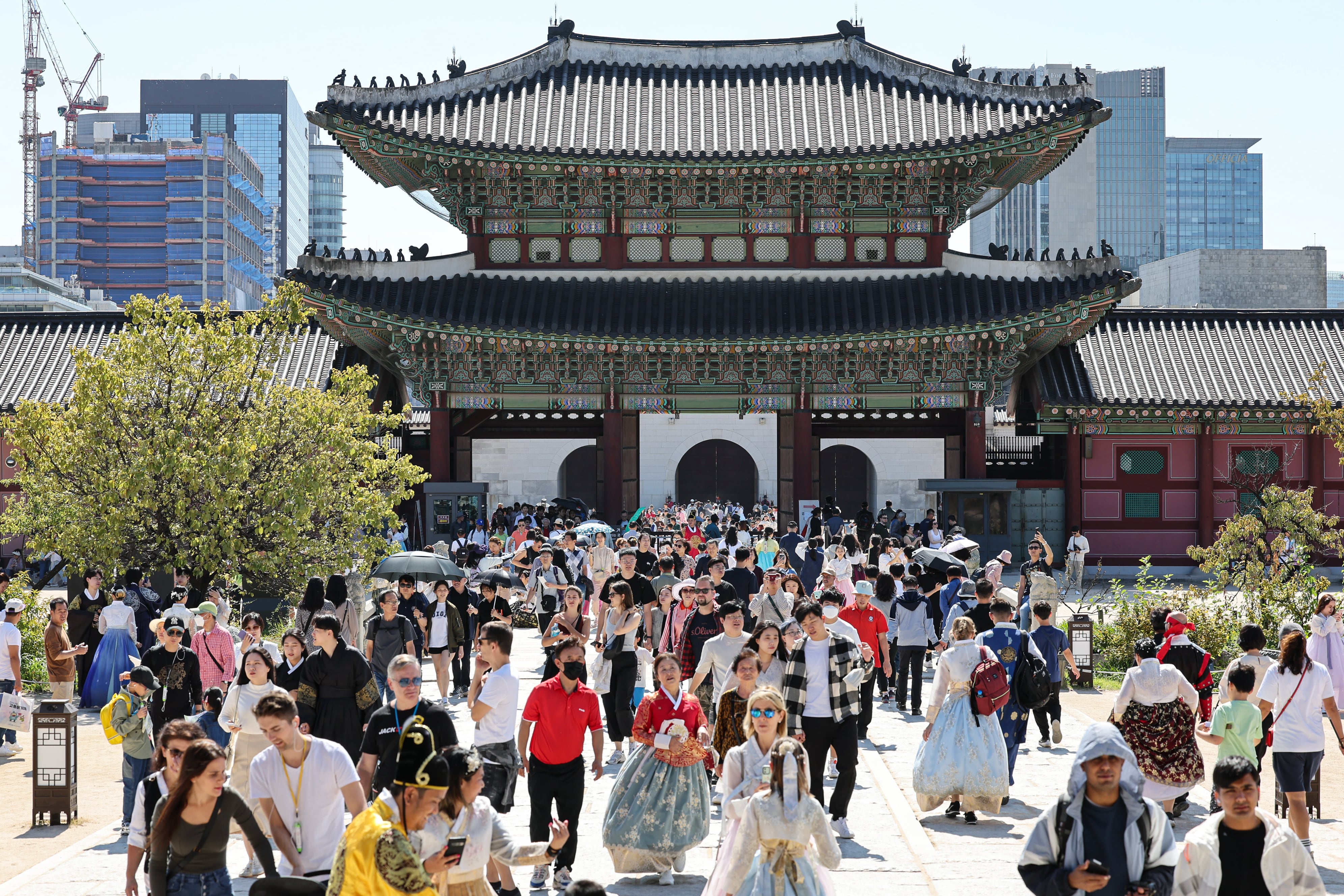지난해 추석 연휴 임시공휴일이었던 10월 2일 서울 종로구 경복궁이 관람객들로 붐비고 있다. /뉴스1