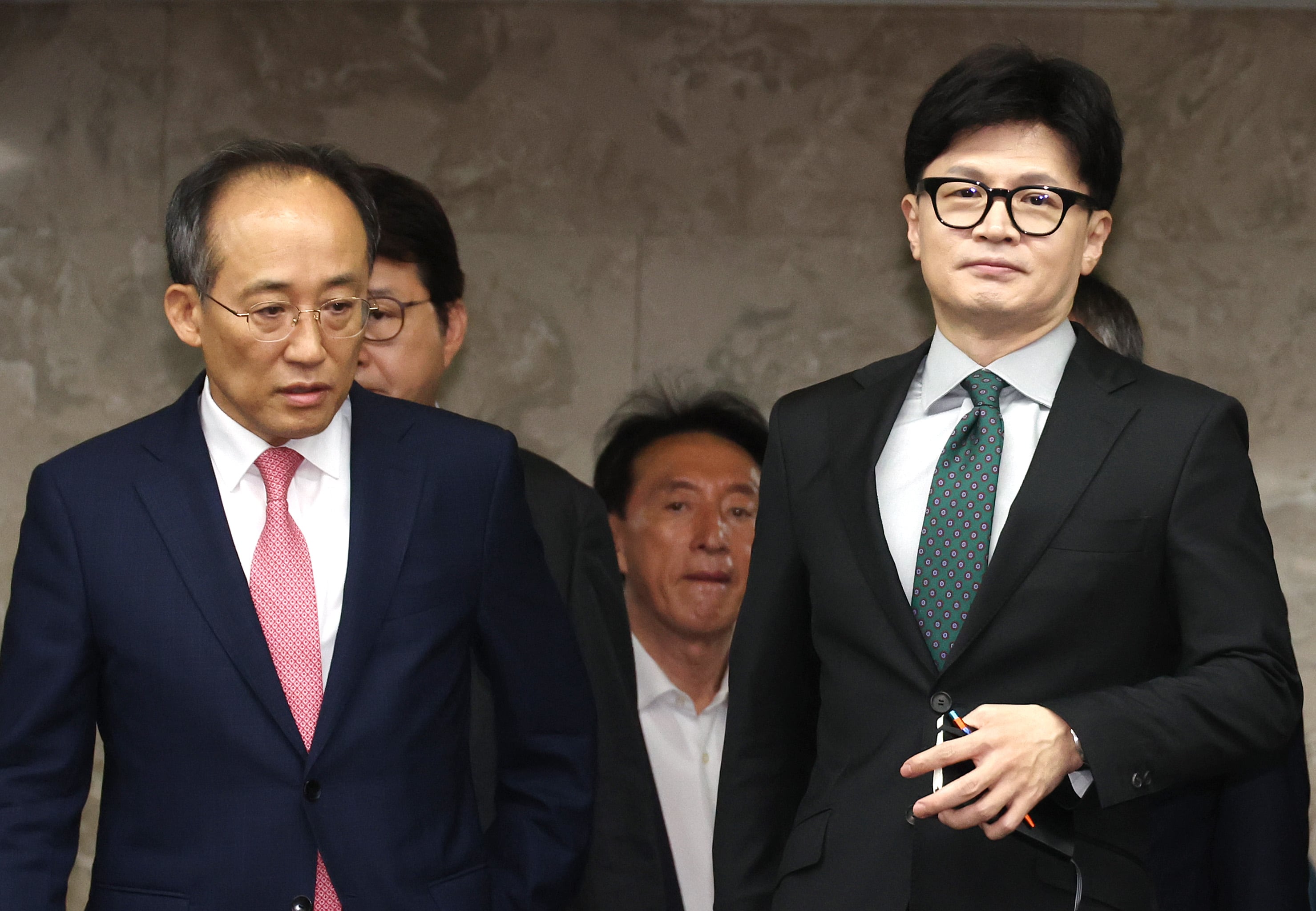 국민의힘 한동훈 대표와 추경호 원내대표가 2024년 9월 26일 국회에서 열린 의원총회에 입장하고 있다. /연합뉴스 