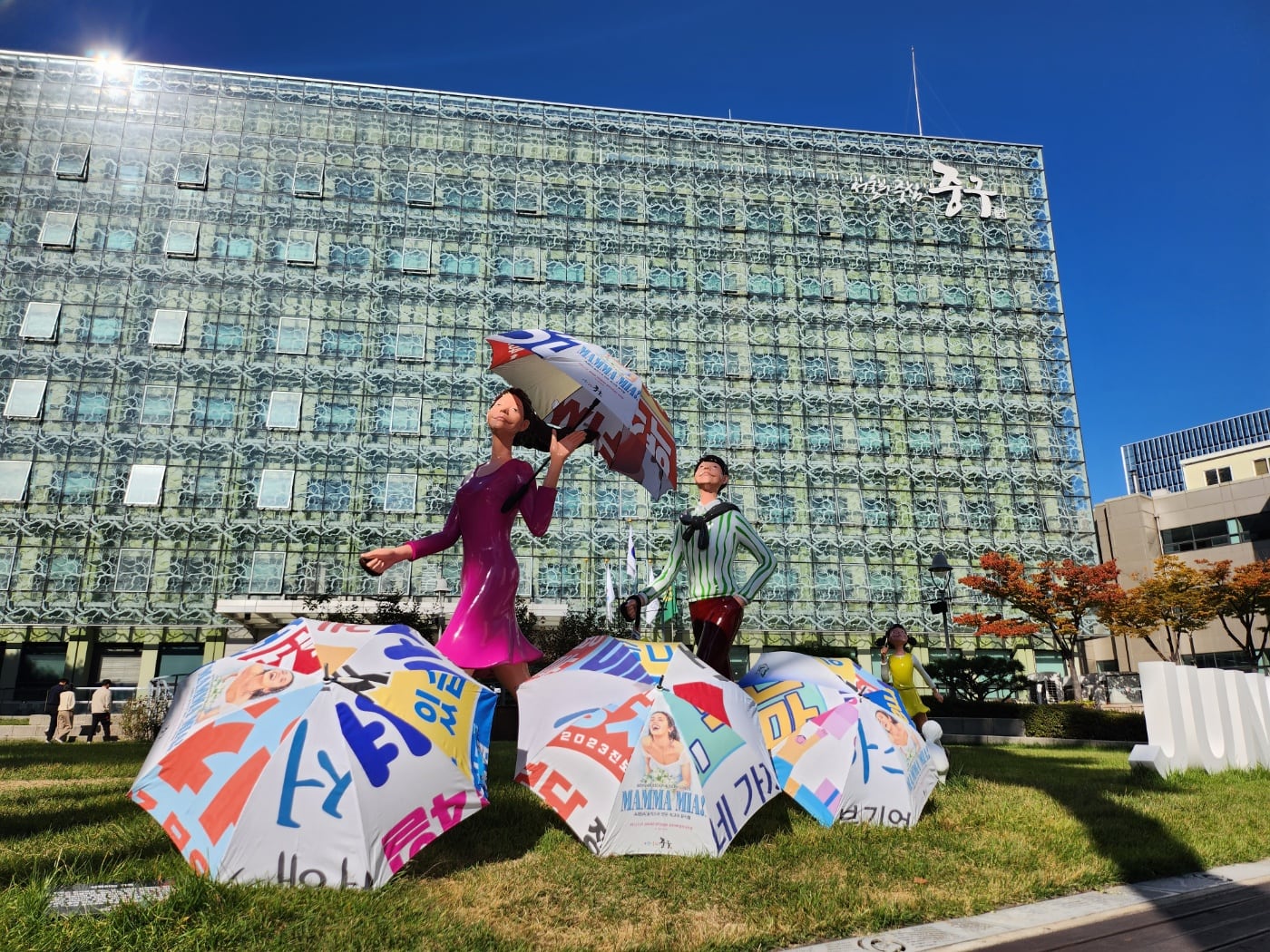 서울 중구가 폐현수막으로 제작한 공유 우산. /중구 제공