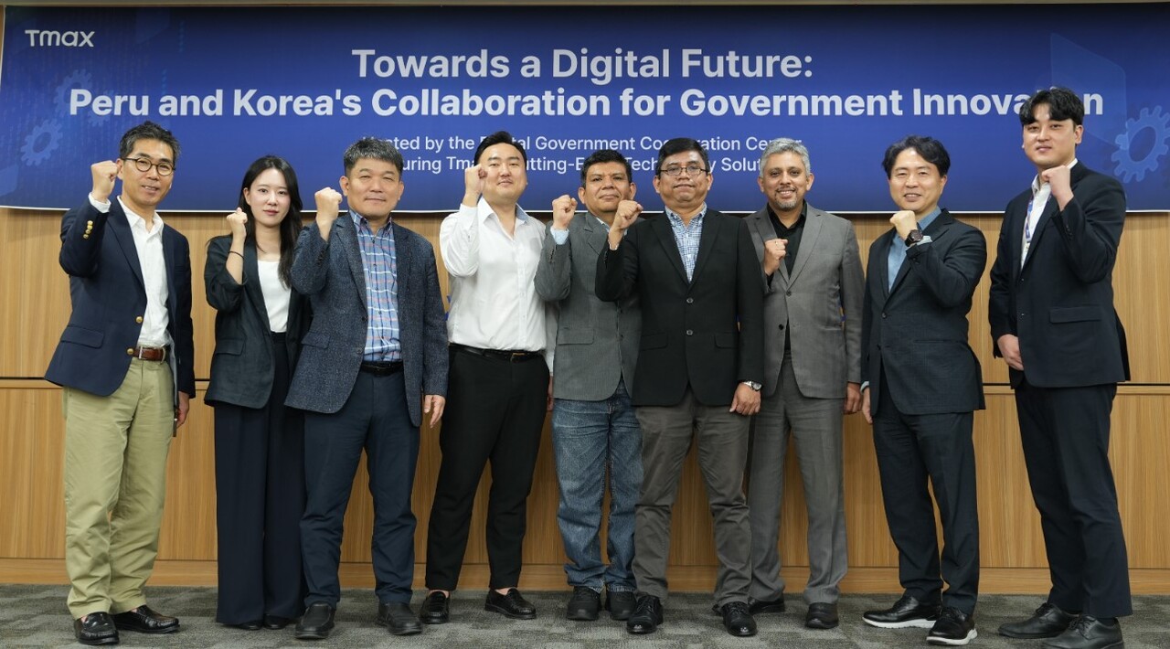 페루 정부 인사들이 지난 26일 경기도 성남시 티맥스그룹을 찾은 가운데 참석자들이 기념촬영을 하고 있다. / 티맥스그룹