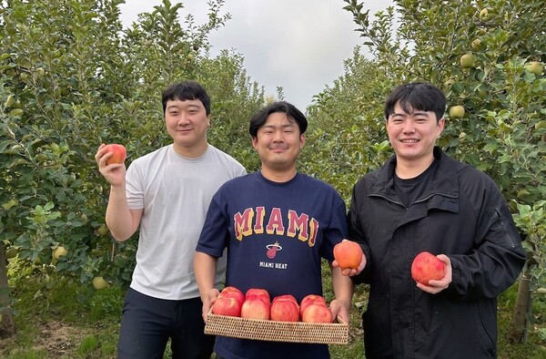충주에서 사과를 기르는 청년들. / 쿠팡