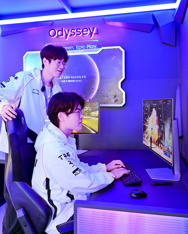 26일 삼성스토어 홍대에 방문한 T1 제우스, 구마유시 선수들이 '오디세이 OLED G8'으로 게임과 스마트 TV 앱을 체험하고 있다. / 삼성전자