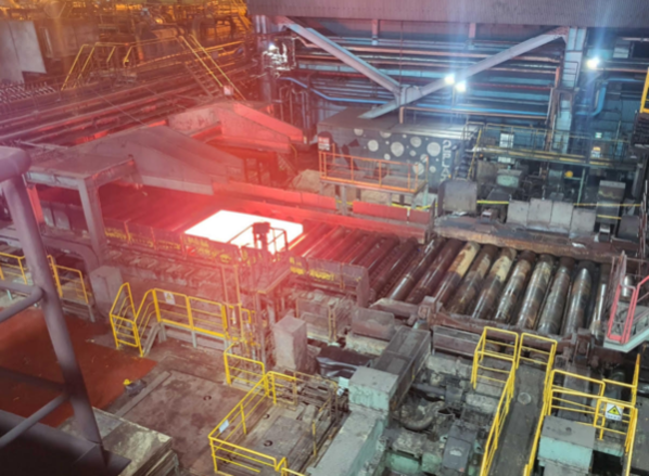 포스코 포항제철소 2후판공장에서 후판 제품이 생산되는 모습. / 포스코