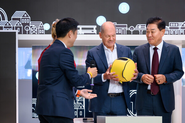 9월 6일(현지 시각) 올라프 숄츠(Olaf Scholz) 독일 총리가 베를린에서 열리고 있는 'IFA 2024' 삼성전자 전시관을 방문해 AI 로봇 '볼리'를 살펴보는 모습 / 삼성전자
