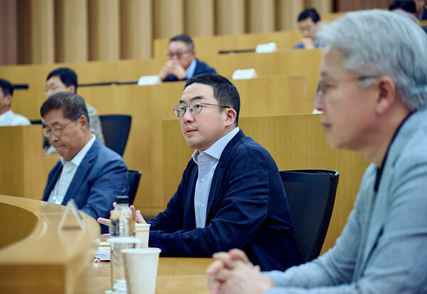 25일 경기도 이천 LG인화원에서 열린 사장단 워크숍에 참석한 (주)LG 구광모 회장(가운데), LG화학 CEO 신학철 부회장(왼쪽), (주)LG COO 권봉석 부회장 / LG그룹