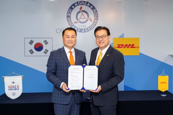 한지헌 DHL 코리아 대표(오른쪽)와 이호진 대한아이스하키협회장이 9월 20일 서울 송파구 대한아이스하키협회에서 공식 물류 후원 연장 계약을 체결한 뒤 기념 촬영하고 있다. / DHL 코리아