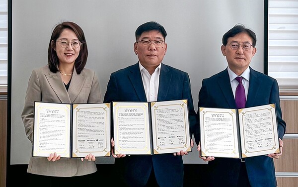 (왼쪽부터) 조수경 세븐일레븐 상품본부장, 권철희 농촌진흥청 농촌지원국장, 김세종 고래사어묵 경영총괄 대표이사가 협약식 후 기념촬영을 하고 있다. / 코리아세븐