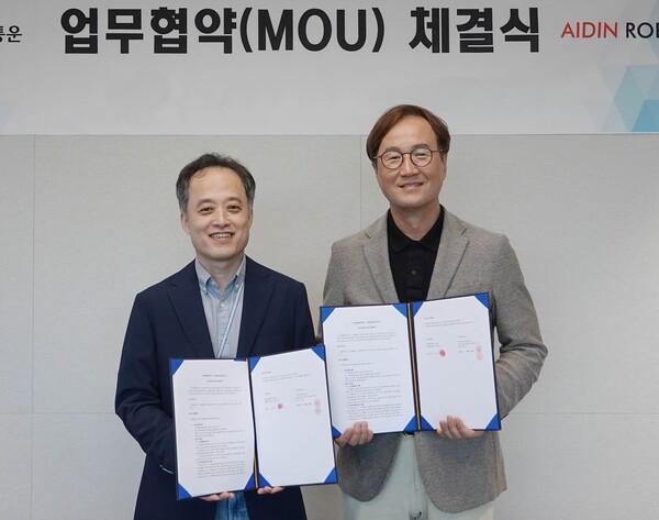 김정희 CJ대한통운 TES물류기술연구소장(왼쪽)과 최혁렬 에이딘로보틱스 대표가 9월 24일 서울 종로구 CJ대한통운 본사에서 물류용 로봇 솔루션 개발·상용화를 위한 업무협약을 체결한 뒤 기념 촬영하고 있다. / CJ대한통운