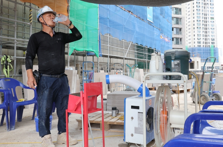 한국건설산업연구원은 최근 리포트 발표를 통해 ‘폭염’에 대한 명확한 규정 마련과 정부 대책의 실효성 확보가 필요하다고 주장했다. 사진은 작업 중 물을 마시는 건설 근로자./ 뉴시스