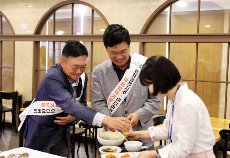 이디야커피는 9월 30일 농협경제지주와 손잡고 쌀 소비 촉진을 위한 ‘아침밥 먹기 운동’ 캠페인을 펼쳤다. / 이디야커피