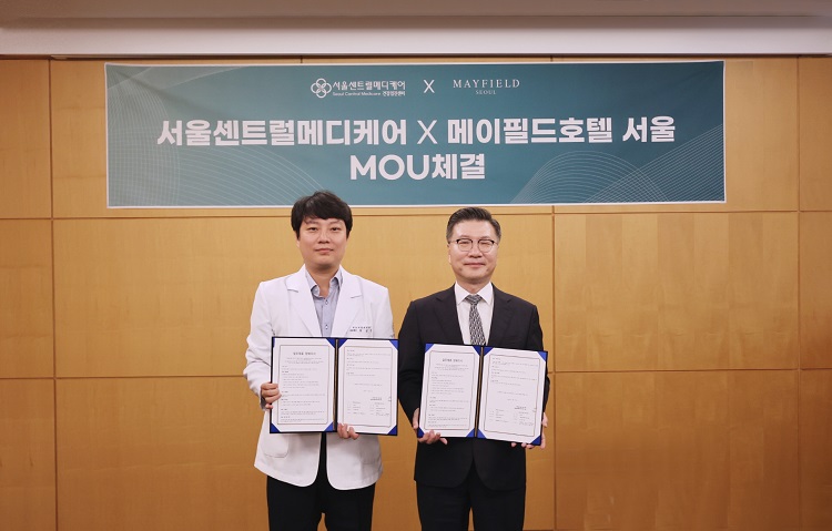 메이필드호텔 서울과 서울센트럴메디케어가 MOU를 체결하고, 호텔 투숙과 의료 서비스를 결합한 프로그램을 마련했다. 최성경 서울센트럴메디케어의원 대표원장(왼쪽)과 김영문 메이필드호텔 서울 대표이사(오른쪽)가 MOU를 체결하고 기념사진을 촬영했다. / 메이필드호텔 서울