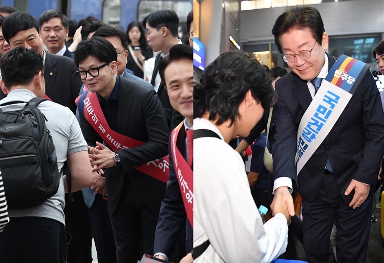 닷새간의 추석 연휴가 끝난 가운데, 여야는 연휴 기간의 ‘추석 민심’을 전했다. 하지만 진단은 제각각이었다. 왼쪽 사진은 한동훈 국민의힘 대표를 비롯한 지도부가 지난 13일 오전 서울 용산구 서울역KTX 플랫폼에서 귀성객들에게 인사를 하고 있는 모습이고, 오른쪽 사진은 이재명 더불어민주당 대표가 같은날 오전 서울 용산역에서 추석 귀성 인사를 하고 있는 모습. / 뉴시스