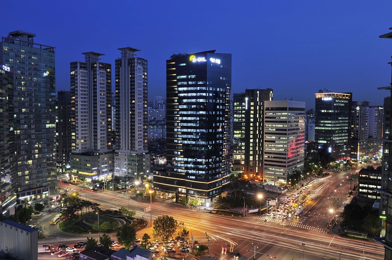 S-OIL은 지역사회에 기여하는 ESG경영 실천을 위해 소속 발달장애인 연주단원들로 10월 ‘찾아가는 음악회’를 개최할 예정이라고 밝혔다. 사진은 S-OIL 마포 사옥 전경 / S-OIL