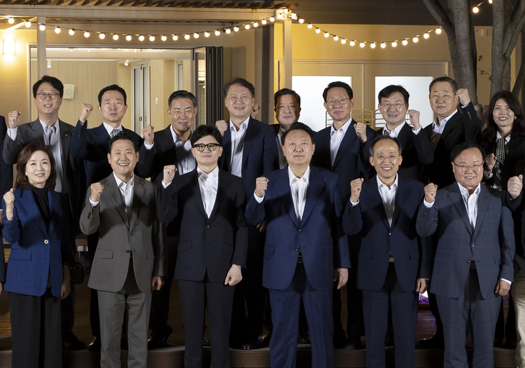 윤석열 대통령이 지난 24일 서울 용산 대통령실 앞 분수정원에서 열린 국민의힘 지도부 초청 만찬을 마친 뒤 한동훈 대표, 추경호 원내대표 등 참석자들과 기념촬영을 하고 있다.  /뉴시스