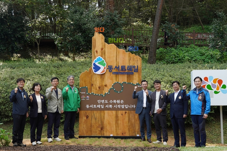 우리금융그룹은 지난 27일 한국판 산티아고 순례길로 불리는 ‘동서트레일’의 안면도 1~4구간 개통식에 참여했다고 밝혔다. / 우리금융그룹