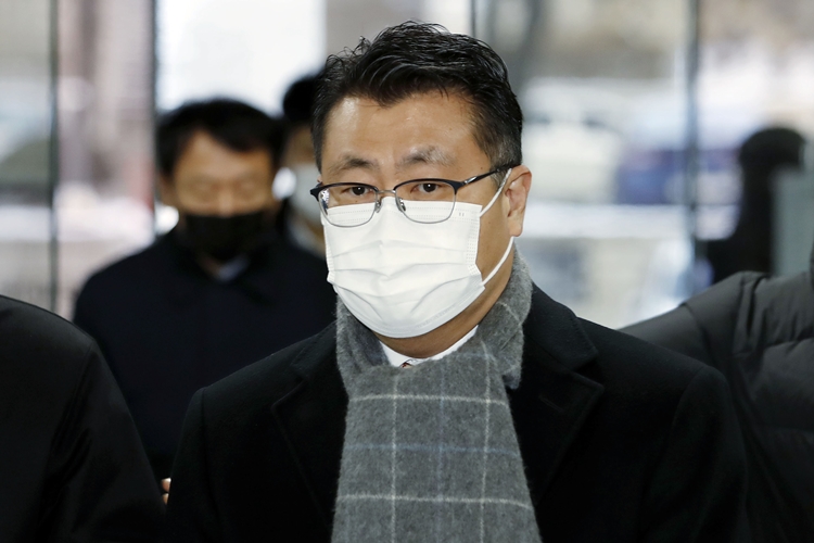 비자금 조성 등의 혐의로 재판을 받고 있는 장원준 전 신풍제약 대표가 항소심에서 징역 1년 6개월의 실형을 선고받고 법정구속됐다. / 뉴시스