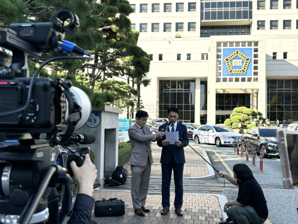 기독교복음선교회가 2일 정명석 항소심 선고공판 선고 이후 입장문을 발표하고 있다.