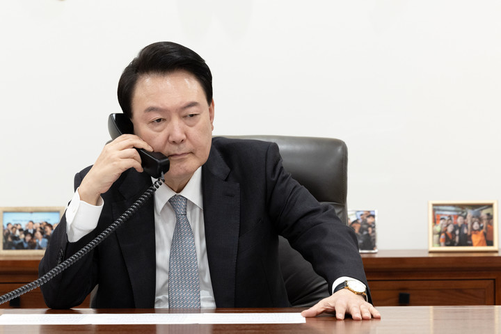 지난 29일 볼로디미르 젤렌스키 우크라이나 대통령과 통화하고 있는 윤석열 대통령