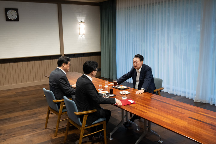 지난 21일 서울 용산 대통령실 앞 파인그라스에서 (오른쪽) 윤석열 대통령과 (가운데)한동훈 국민의힘 대표가 면담을 진행하고 있다. (왼쪽) 정진석 대통령실 비서실장 또한 배석했다.
