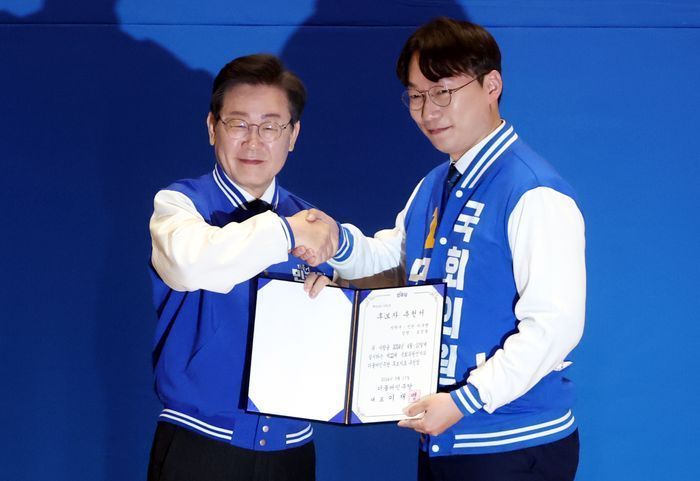 이재명 더불어민주당 대표가 지난 3월 17일 의원회관 대회의실에서 열린 22대 총선 후보자 대회에서 모경종 당시 인천 서병 국회의원 후보와
