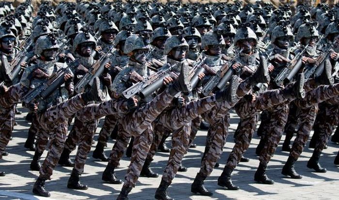 지난 2018년 9월 9일 북한 평양에서 열린 북한 건국 70주년 기념 열병식에서 북한 군인들이 행진하고 있다. ⓒ AP/뉴시스