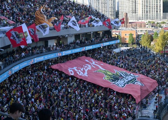 한국시리즈 1차전과 2차전이 모두 매진됐다.ⓒ뉴시스