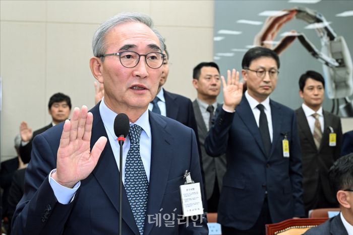 김영섭 KT 대표가 25일 국회에서 열린 과학기술정보방송통신위원회 종합 국정감사에 출석해 증인 선서를 하고 있다. ⓒ데일리안 홍금표 기자
