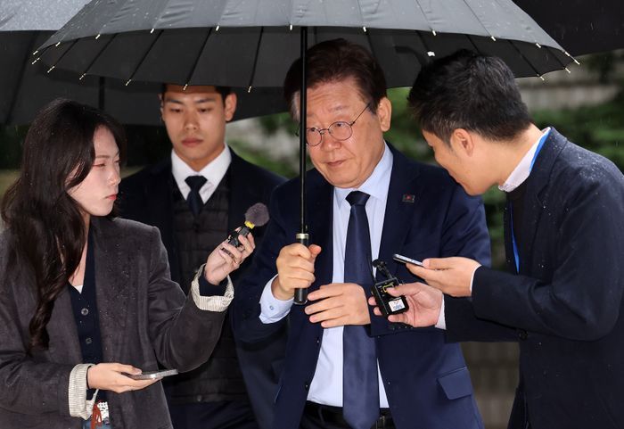 대장동 배임 및 성남FC 뇌물 의혹으로 재판을 받고 있는 이재명 더불어민주당 대표가 지난 22일 오전 서울 서초구 서울중앙지방법원에서 열린 51차 공판에 출석하고 있다. ⓒ뉴시스
