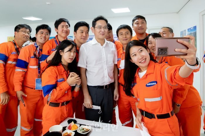 삼성엔지니어링 도스보카스 건설 현장을 방문한 이재용 삼성전자 부회장이 현지 직원들과 기념촬영을 하고 있다. ⓒ삼성