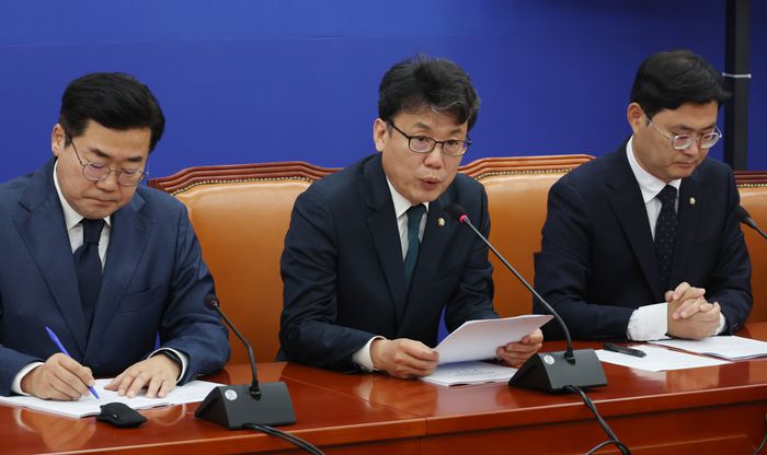 진성준 더불어민주당 정책위의장이 22일 국회에서 열린 국정감사대책회의에서 발언하고 있다. ⓒ뉴시스