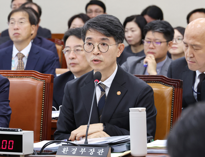 24일 국회 환경노동위원회의 국정감사에 출석한 김완섭 환경부 장관이 의원 질의에 답변하고 있다. 연합뉴스.