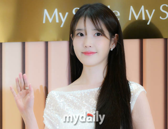 가수 겸 배우 아이유가 2024년 8월 7일 서울 잠실동 롯데백화점 에비뉴엘에서 진행된 한 뷰티 브랜드의 팝업 스토어 오픈 행사에 참석했다. /마이데일리