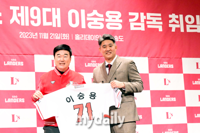 2023년 11월 21일 인천 연수구 홀리데이인 송도에서 진행된 SSG랜더스 제9대 이숭용 감독 취임식. 이숭용 SSG 랜더스 감독이 민경삼 대표이사(왼쪽)에게 유니폼을 전달 받은 뒤 포즈를 취하고 있다. SSG랜더스는 이숭용 신임 감독과 계약 기간 2년에 계약금 3억원, 연봉 3억원 등 총액 9억원에 계약을 체결했다고 지난 17일 발표했다./마이데일리