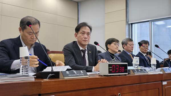 ▲김태규 방송통신위원회 위원장 직무대행이 24일 열린 국회 과학기술정보방송통신위원회 종합감사에서 발언하고 있다. 사진=김용욱 기자