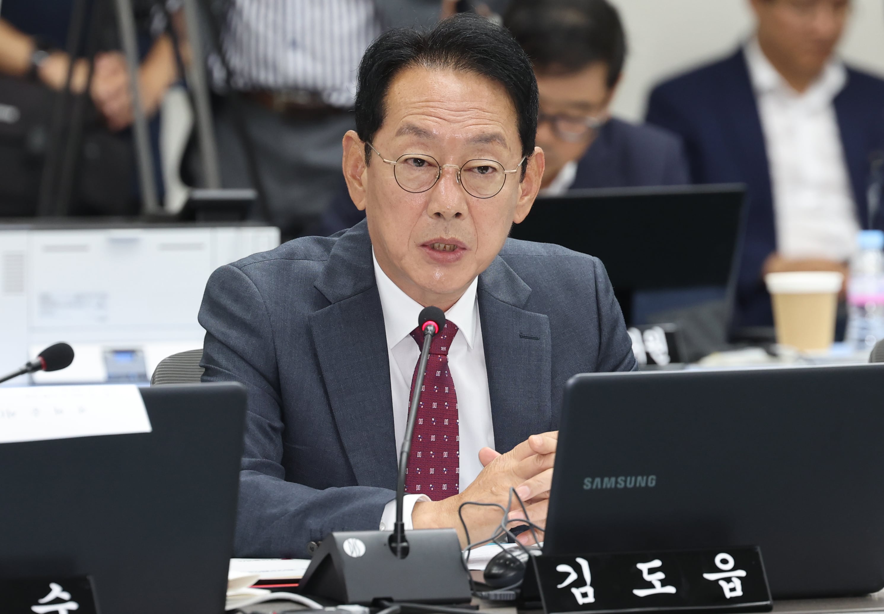 국민의힘 김도읍 의원이 14일 부산 연제구 부산시청에서 열린 국회 국토교통위원회의 부산시에 대한 국정감사에서 질의하고 있다. /연합뉴스