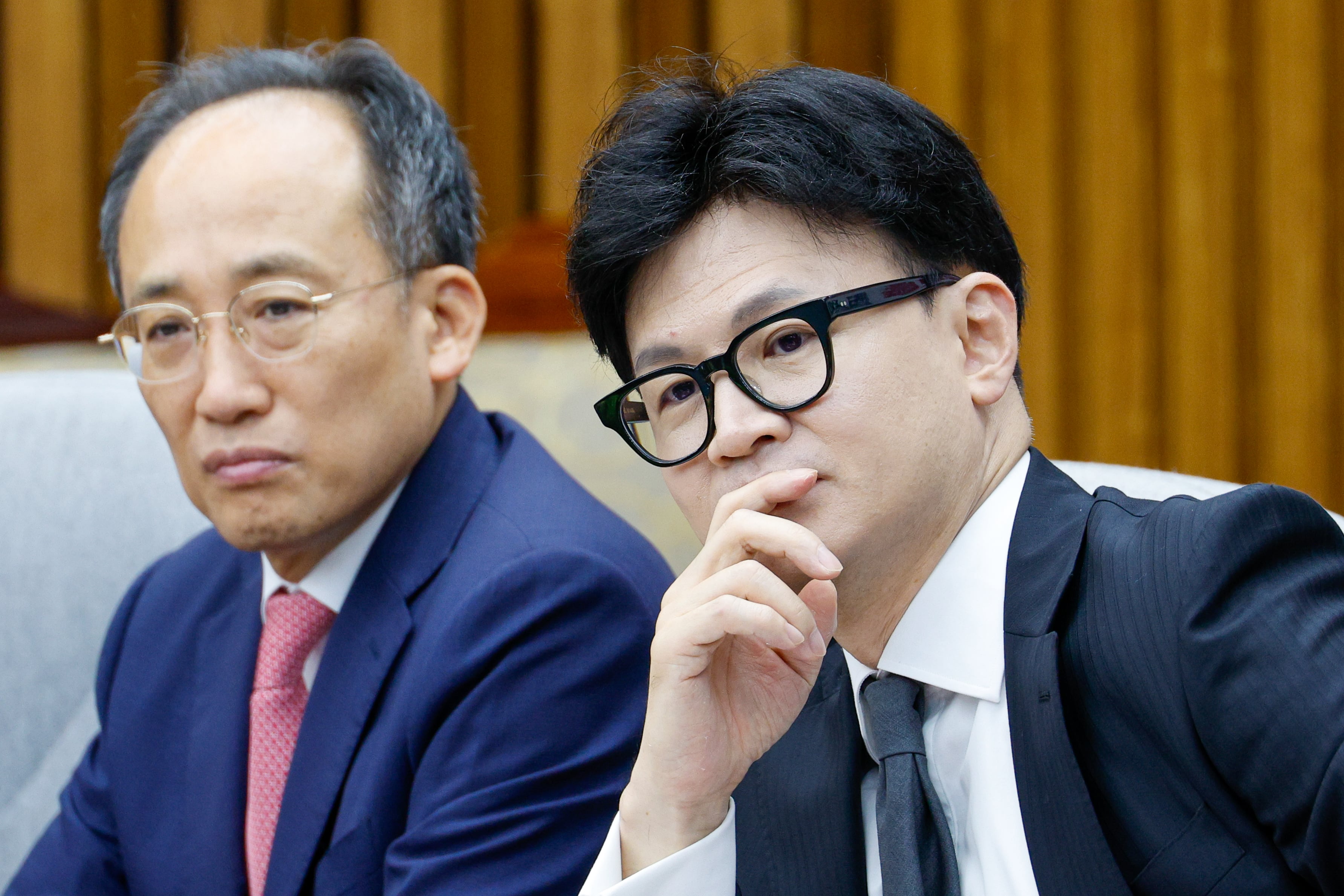 한동훈 국민의힘 대표(오른쪽)와 추경호 원내대표가 23일 오전 서울 여의도 국회에서 열린 김장재료 수급 안정방안 민당정 협의회에서 남인숙 한국소비자단체협의회장 발언을 듣고 있다. /뉴스1