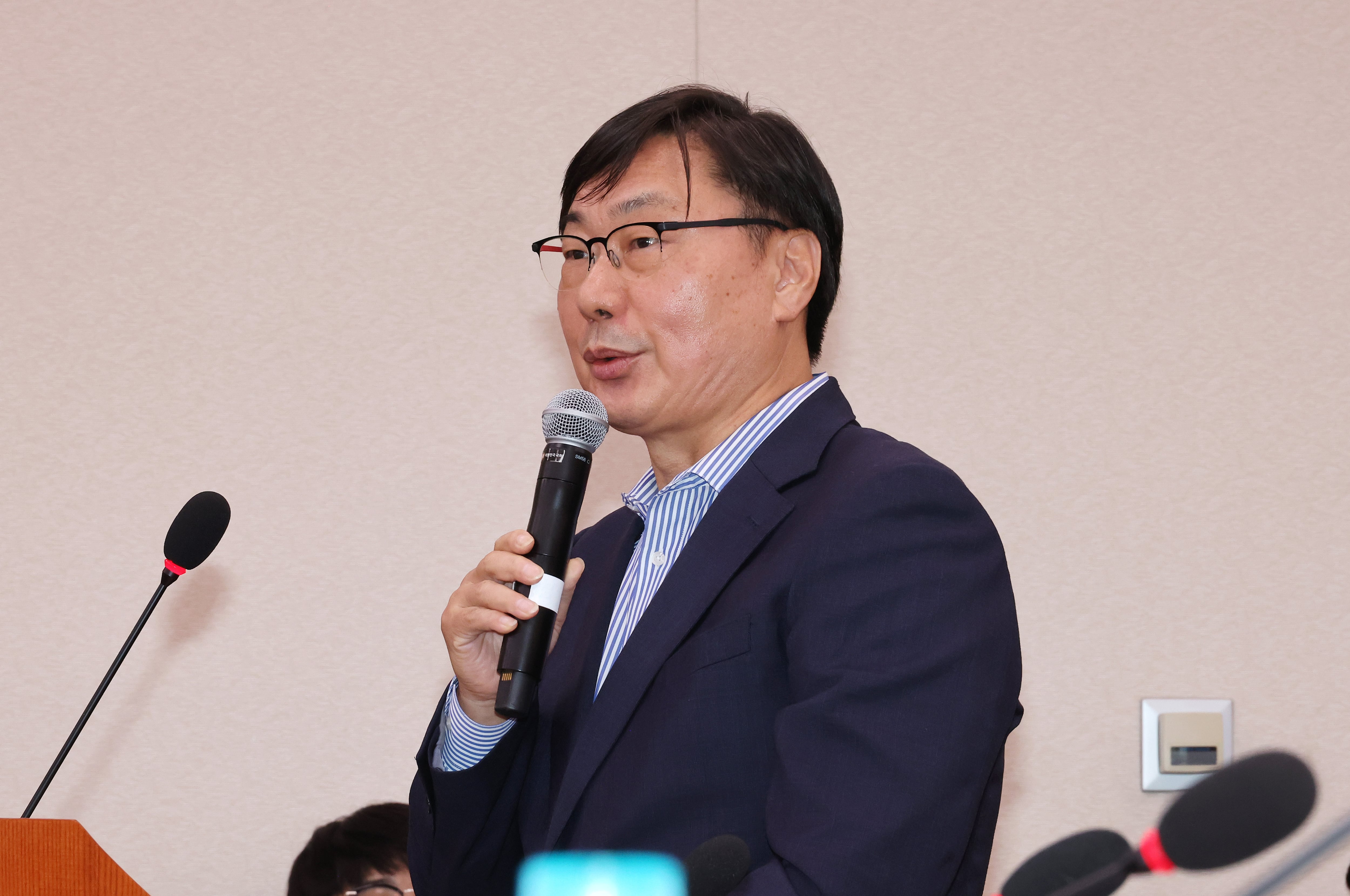 25일 오후 국회에서 열린 법제사법위원회 국정감사에 증인으로 출석한 이화영 전 경기도평화부지사가 의원 질의에 답변하고 있다. / 연합뉴스