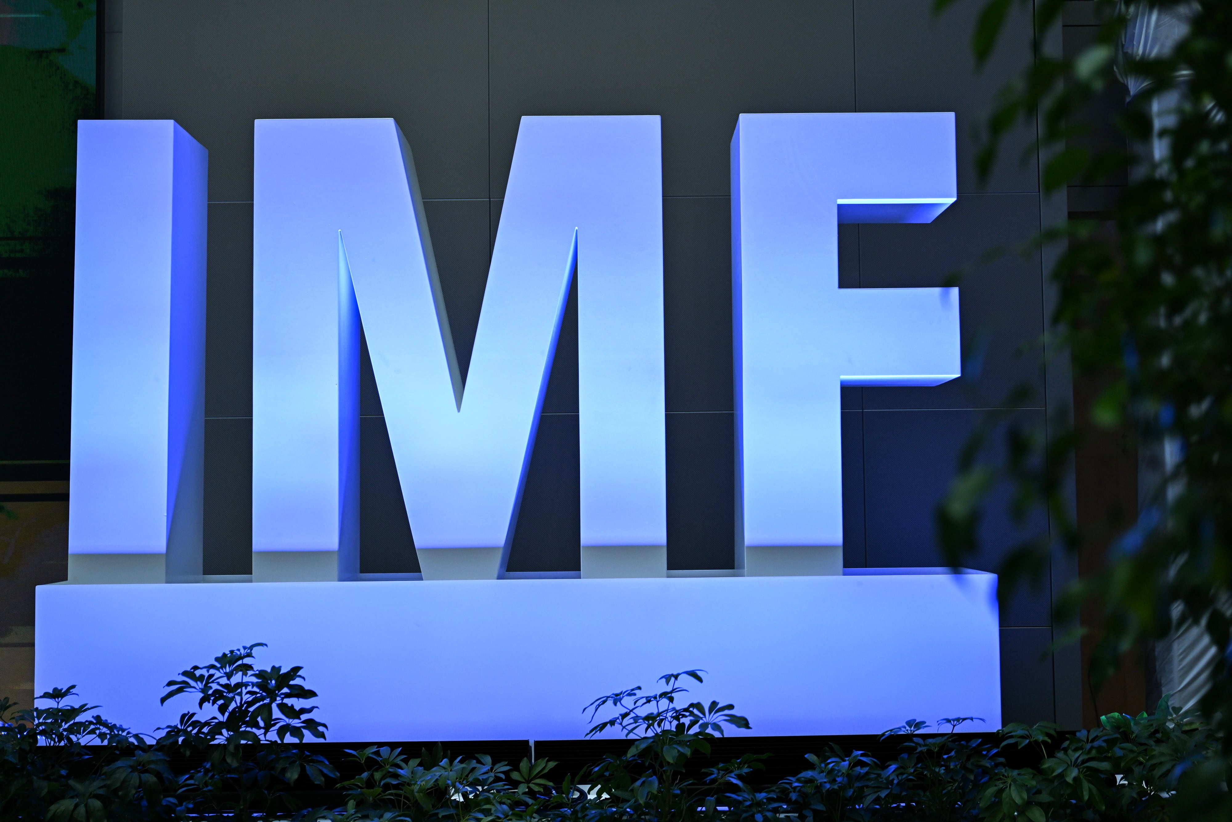 미국 워싱턴DC에서 21일(현지 시각) 국제통화기금(IMF)·세계은행(WB)의 연례회의장에 표지판이 전시돼 있다. /EPA=연합뉴스