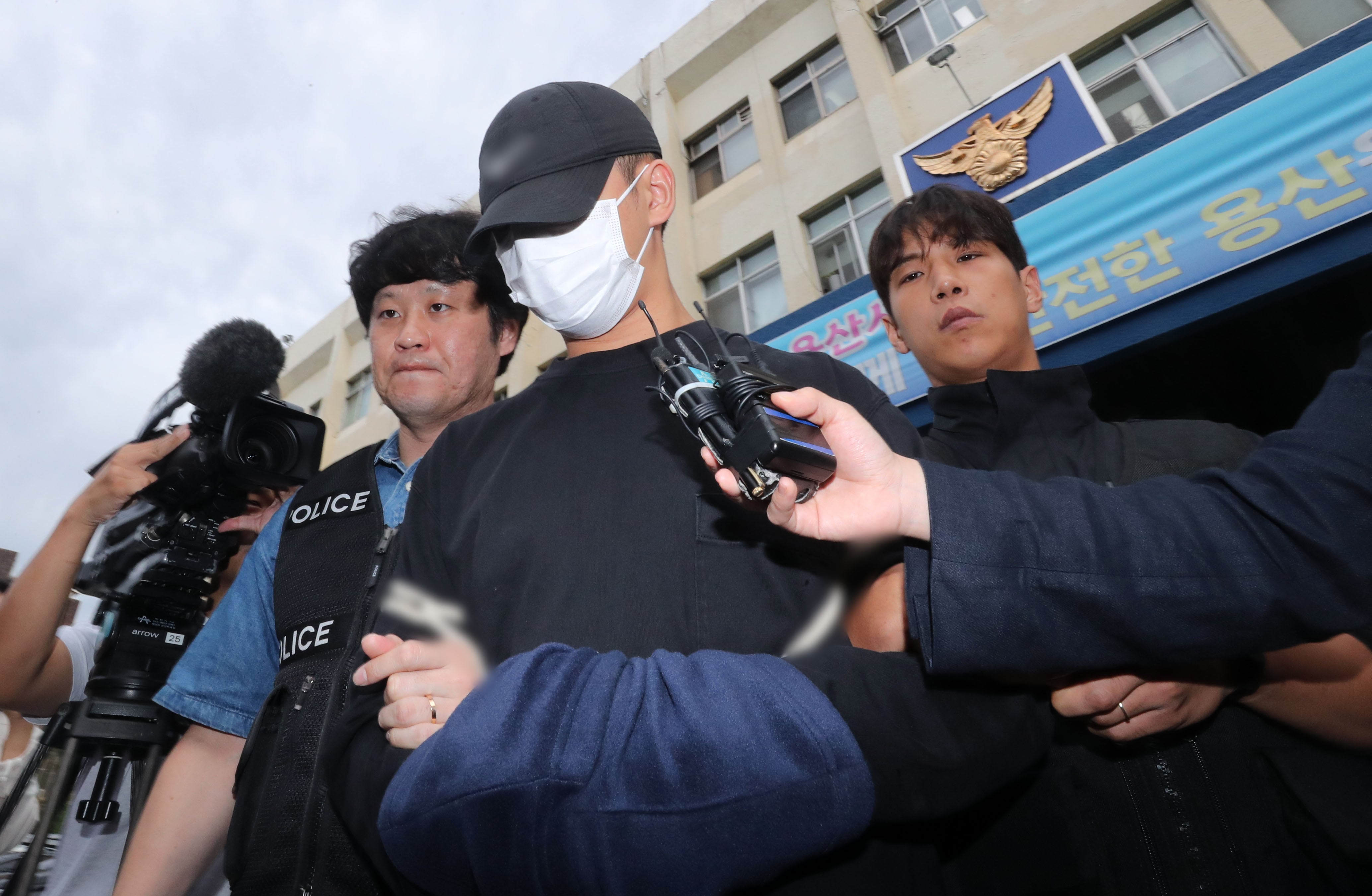 용산구의 한 아파트에서 현직 경찰관이 추락사한 '집단 마약 투약' 의혹 주요 피의자 문모씨./뉴스1
